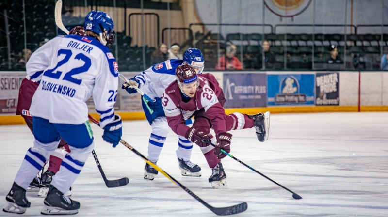 Alberts Šmits cīņā pret slovāku jauniešiem. Foto: Agris Bricis/LHF