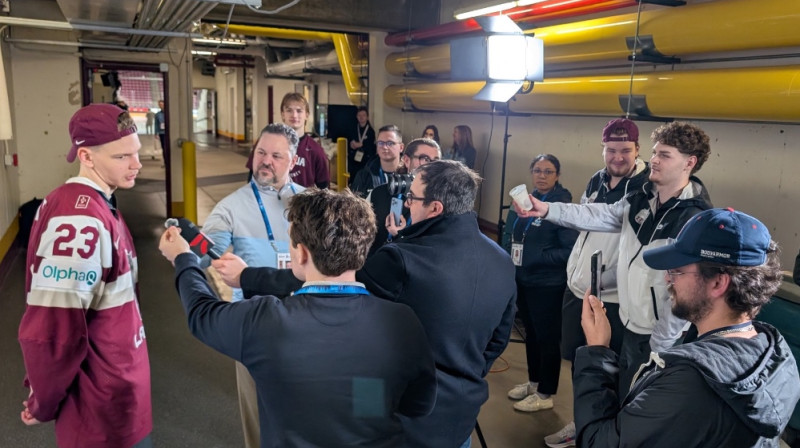 Alberts Šmits mediju un komandas biedru ielenkumā. Foto: @SEllisHockey