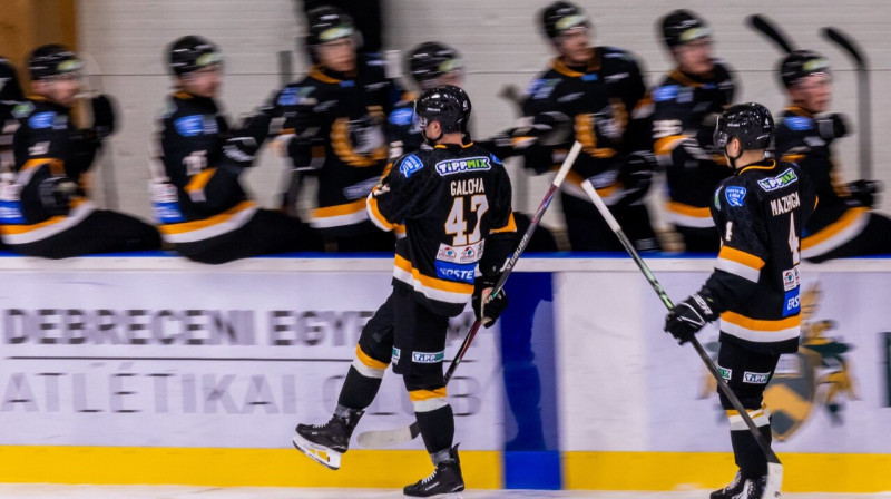 Kirils Galoha pēc vārtu guvuma. Foto: László Szolnoki/DEAC Jégkorong