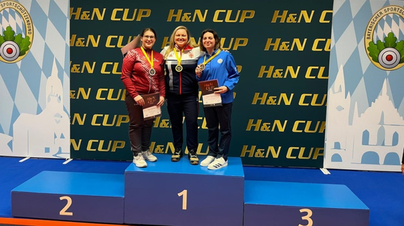 Agate Rašmane (pirmā no kreisās). Foto: LŠF.