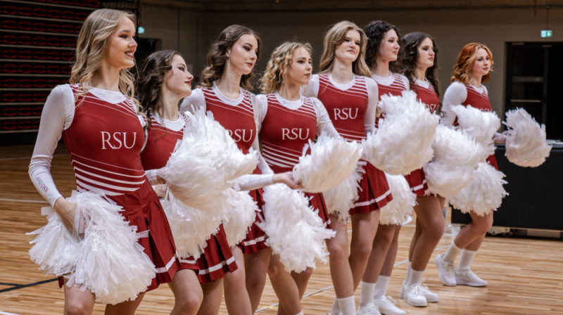 Rīgas Stradiņa Universitātes karsējmeiteņu grupa. Foto: RSU