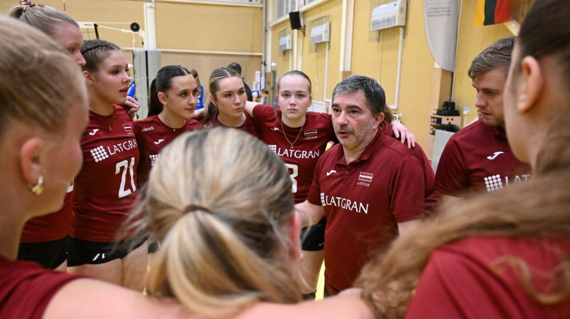 Daniele Kaprioti ar Latvijas U18 izlases/"Rīgas Volejbola skolas" komandu. Foto: Vilniaus miesto sporto mokykla „Sostinės tauras“