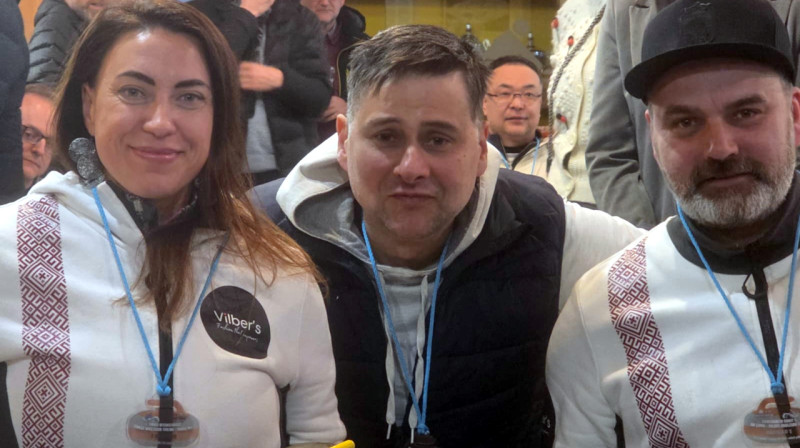 No kreisās: Poļina Rožkova, treneris Arnis Veidemanis, Agris Lasmans
Foto: Wheelchair Curling Latvia