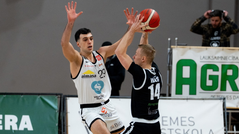 Omars Pajičs aizsardzībā. Foto: Nauris Slokenbergs