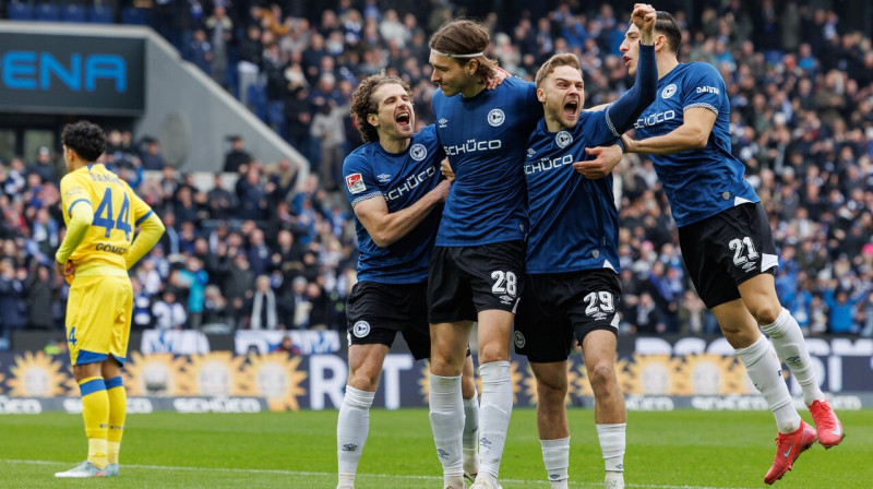 Roberts Uldriķis ar komandas biedriem pēc vārtu guvuma cīņas pirmajā minūtē. Foto: Friso Gentsch/DPA/Picture-Alliance/Scanpix