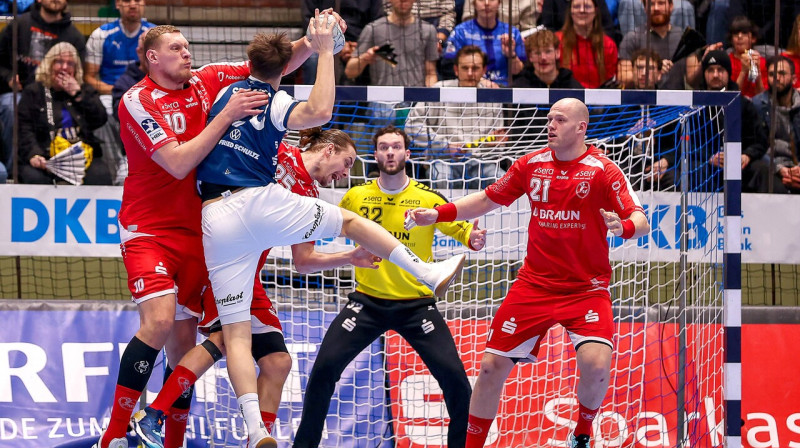 Dainis Krištopāns aizsardzībā Vācijas Bundeslīgas spēlē Vupertālē. Foto: Maximilian Koch/Imago Images/Scanpix