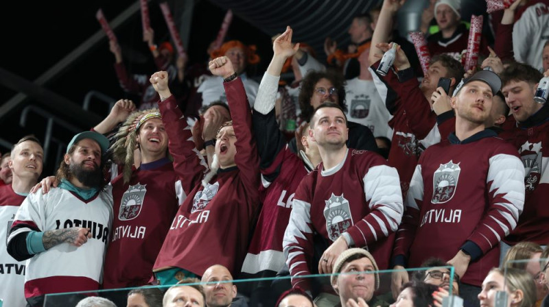 Latvijas hokeja izlases līdzjutēji. Foto: Romāns Kokšarovs/LOK