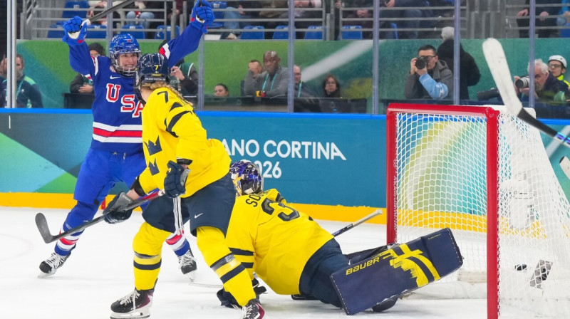 Amerikāniete Heilija Skamurra pēc vārtu guvuma cīņā olimpiskajā pusfinālā pret Zviedrijas valstsvienību. Foto: Andrea Cardin/IIHF