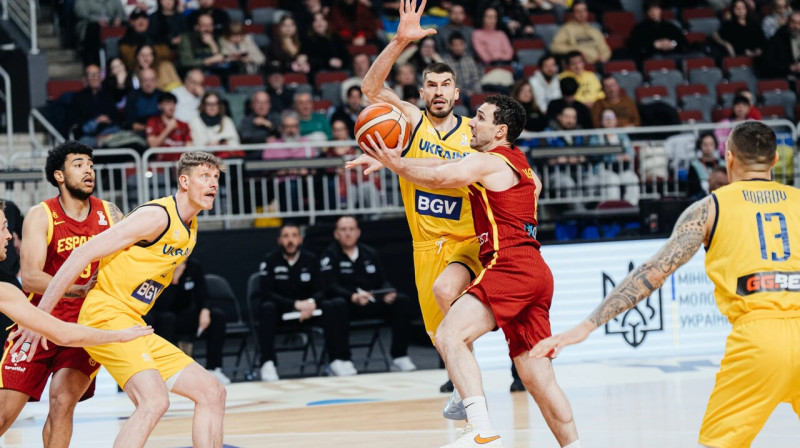 Ferrans Basass uzbrukumā Spānijas valstsvienības cīņā pret Ukrainas izlasi Rīgā. Foto: FIBA