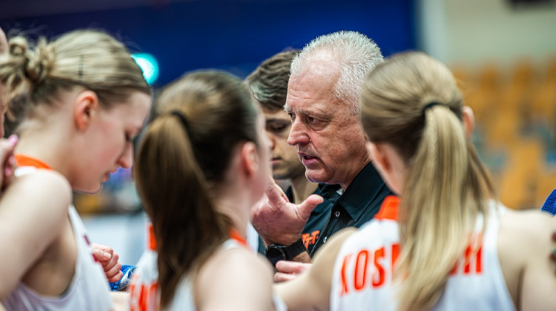 Aigars Nerips un TTT spēlētājas. Foto: Alekss Puškins