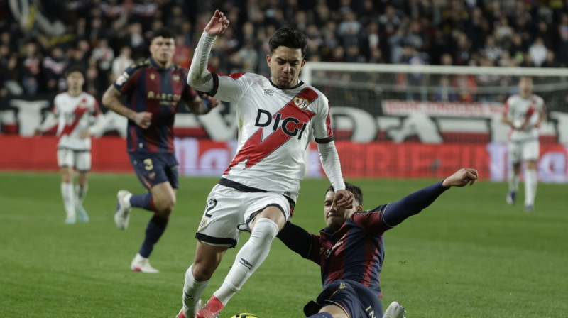 "Rayo Vallecano" uzbrucējs Ilja Ahomašs spēlē pret "Levante". Foto: EPA/JUANJO MARTIN/Scanpix