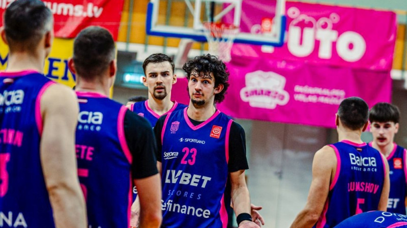 Frenkijs Fidlers (centrā) Foto: Latvijas-Igaunijas basketbola līga