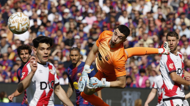 "Barcelona" vārtsargs Žuans Garsija spēlē pret "Rayo Vallecano". Foto: EPA/Alejandro Garcia/Scanpix