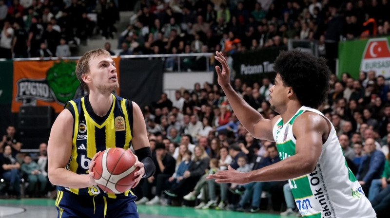 Artūrs Žagars uzbrukumā Bursā. Foto: Fenerbahçe Beko