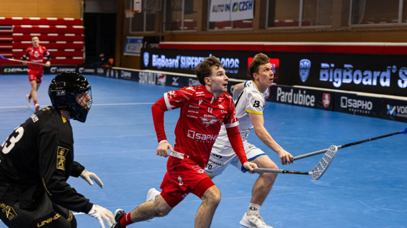 Ernests Ronis (#70) cīņā par bumbiņu, foto: BA Sokoli Pardubice