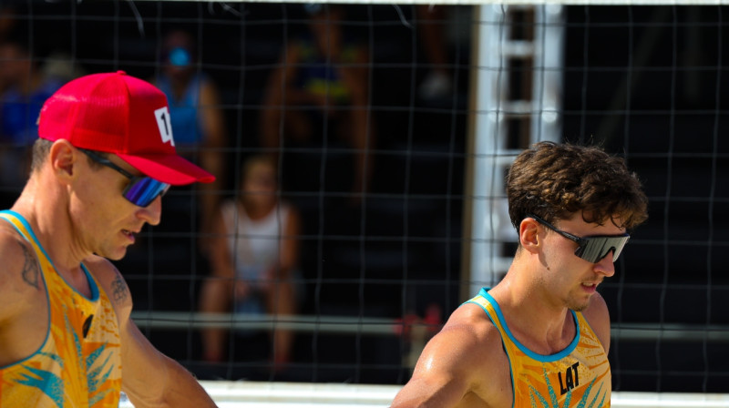 Mārtiņš Pļaviņš un Kristians Fokerots. Foto: volleyballworld.com