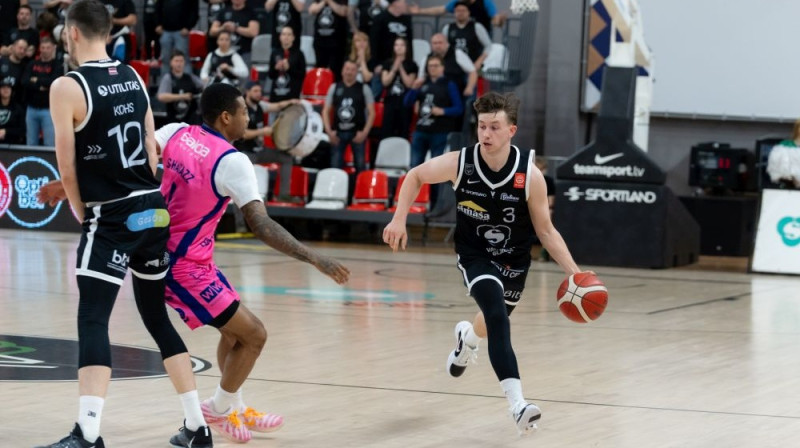 Dominiks Steņonis ar bumbu Foto: LBS