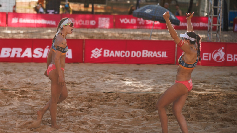 Tīna Graudiņa un Anastasija Samoilova. Foto: volleyballworld.com