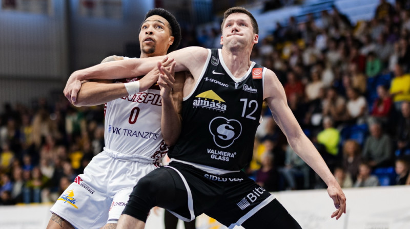 Ārons Džonsons-Kešs cīņā ar Verneru Kohu. Foto: Dāvis Lejasmeiers
