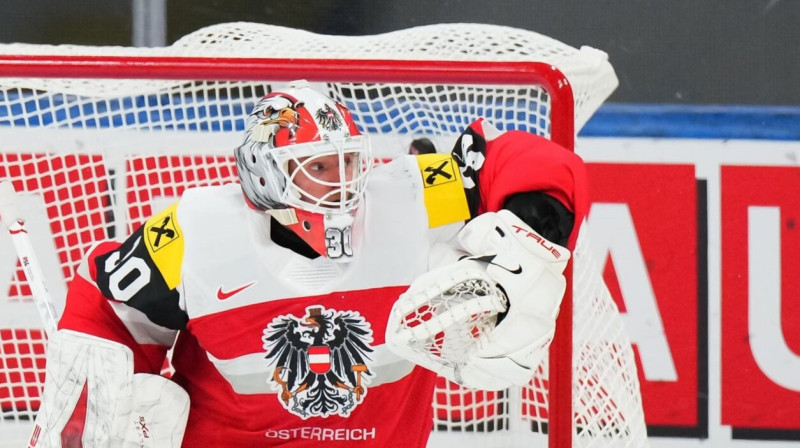 Austriešu vārtsargs Dāvids Kikerts spēlē pret Šveices valstsvienību. Foto: André Ringuette/IIHF