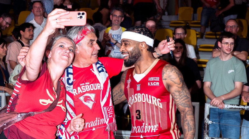 Strasbūras vienības vilcējspēks Markuss Kīns ar līdzjutējiem. Foto: SIG Strasbourg