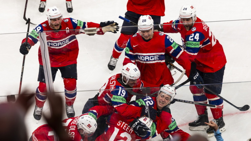 Norvēģijas izlases hokejisti svin bronzas medaļu izcīnīšanu 2026. gada pasaules čempionātā. Foto: EPA/SALVATORE DI NOLFI/Scanpix
