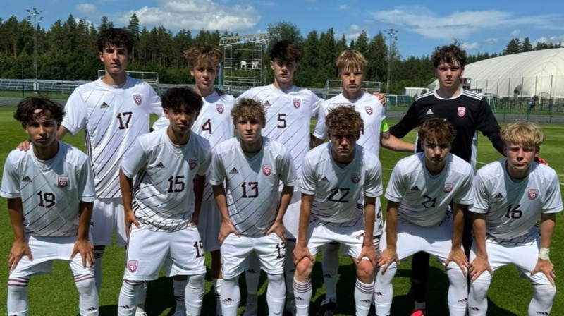 Latvijas U17 valstsvienības futbolisti pirms Baltijas kausa spēles Somijā. Foto: LFF
