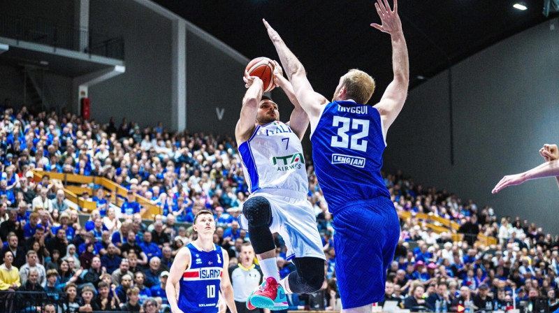 Itālis Stefāno Tonuts uzbrukumā cīņā pret Islandes valstsvienību Reikjavīkā. Foto: FIBA