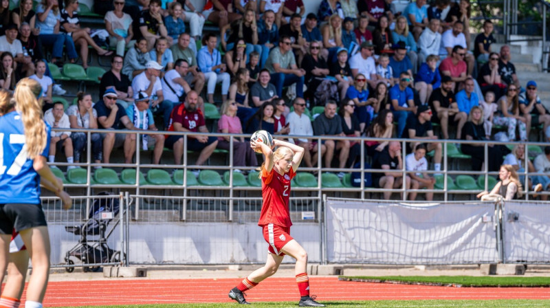 Latvijas U17 valstsvienības aizsardze Patrīcija Ādamsone Baltijas kausa izcīņas spēlē Arkādijas parkā. Foto: LFF