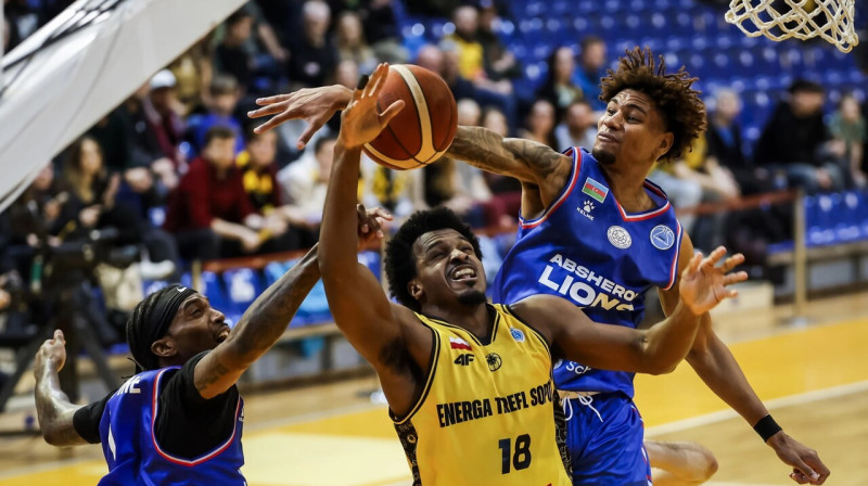 Baku "Lions" basketbolisti aizsardzībā. Foto: FIBA