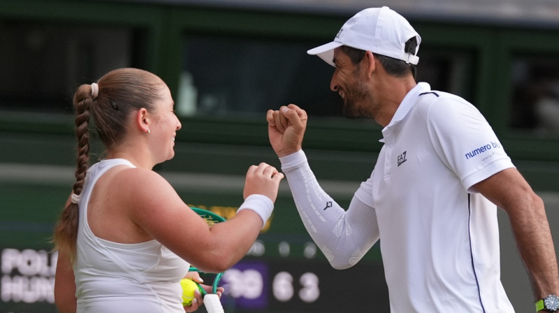 Aļona Ostapenko un Marselo Arevalo. Foto: AP/Scanpix