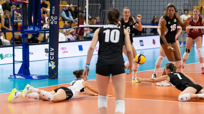 Beļģijas U18 valstsvienības volejbolistes aizsardzībā spēlē pret latvietēm. Foto: CEV