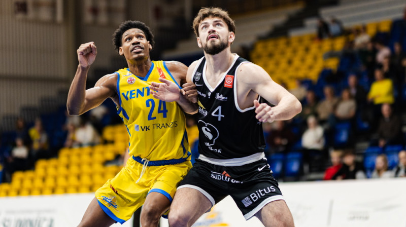 Pavlo Dzjuba cīņā ar Braientu Tomasu. Foto: Dāvis Lejasmeiers