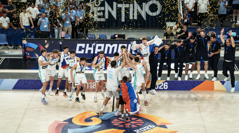 Slovēnijas U18 valstsvienība triumfē Eiropas meistarsacīkstēs. Foto: FIBA