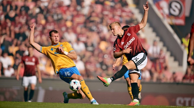 Oskars Vientiess metas Prāgas "Spartas" norvēģu uzbrucēja Jonatana Brauta Brūnesa raidītās bumbas ceļā. Foto: AC Sparta Praha