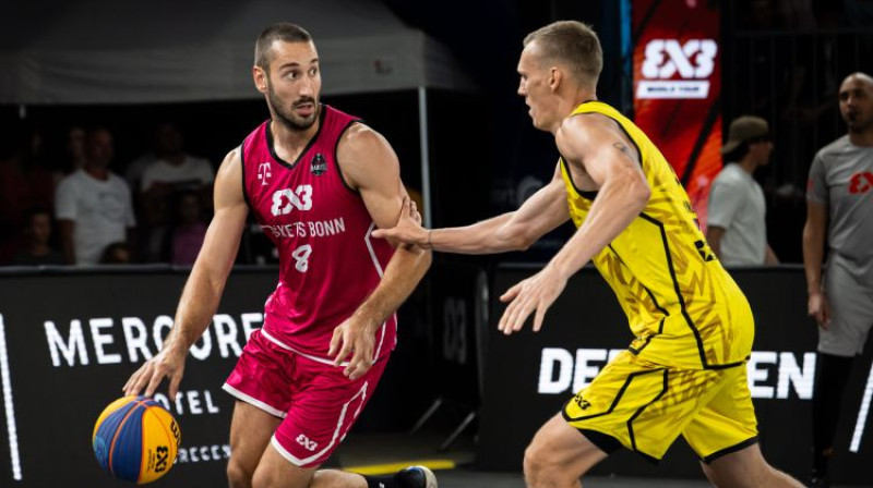 Nauris Miezis aizsardzībā. Foto: FIBA