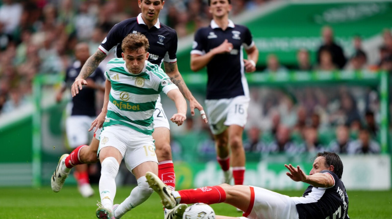Deniss Meļņiks aiz Glāzgovas "Celtic" futbolista Kaluma Osmanda muguras. Foto: Andrew Milligan/PA Wire/Scanpix