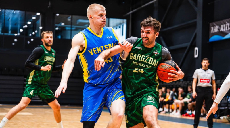 Toms Salnājs aizsardzībā. Foto: Gargždai Basketball