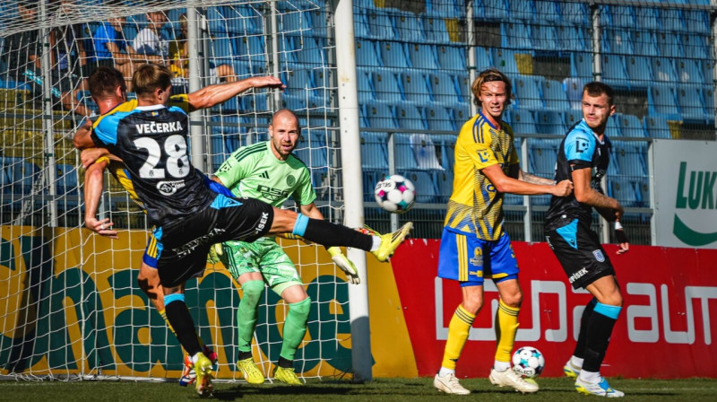 Teplices aizsargs Oskars Vientiess (pirmais no labās) cīņā Zlīnā. Foto: FK Teplice