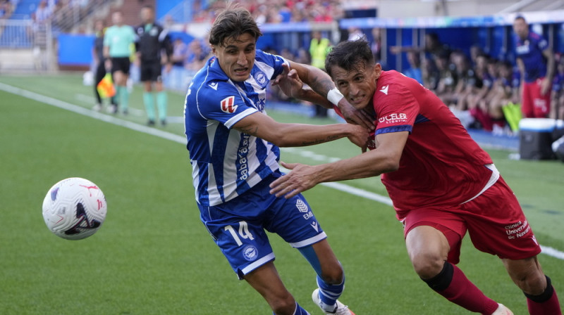 "Osasuna" uzbrucējs Ante Budimirs spēlē pret "Alaves". Foto: EPA/ADRIAN RUIZ HIERRO/Scanpix