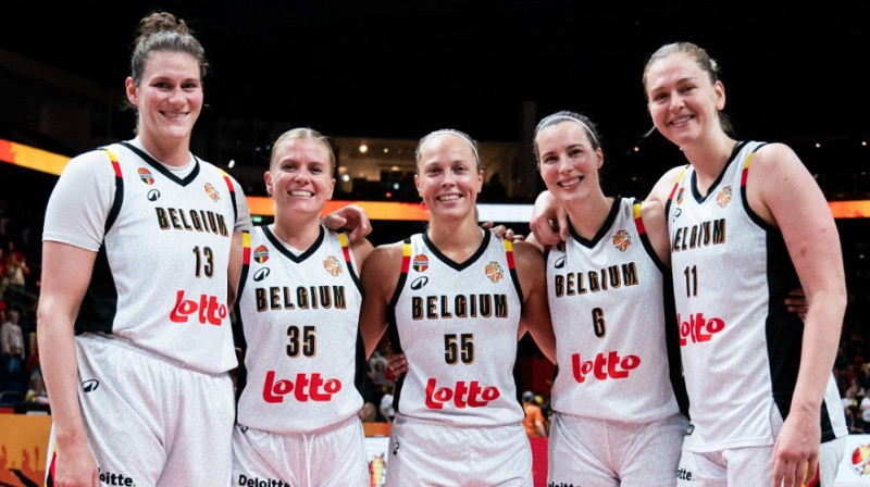 Kjara Linskens, Žulī Vanlū, Žulī Alemāna, Antonija Delaere, Emma Mēsemana. Foto: FIBA