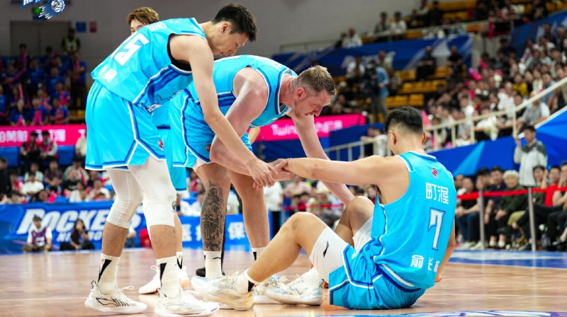 Rolands Šmits ar komandas biedriem. Foto: Ningbo Rockets
