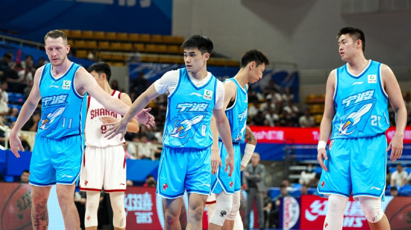 Rolands Šmits ar komandas biedriem. Foto: Ningbo Rockets