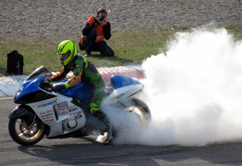 Biķerniekos motocikls krīt pie gandrīz 200 km/h liela ātruma (+video)