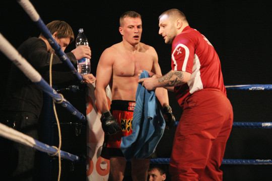 Nozīmēta cīņa starp MMA smagsvariem Mežijevu un Zaueru