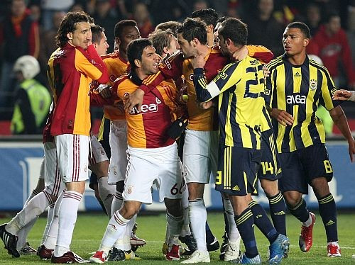 "Fenerbahce" un "Galatasaray" spēlētāji izkaujas