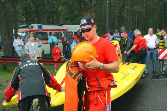 "Riga Powerboat Team" piloti Alūksnē tēmē uz uzvaru