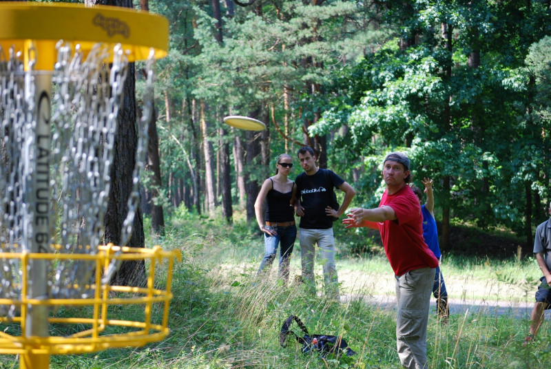 Aizvadīts disku golfa turnīra Latvijas posms