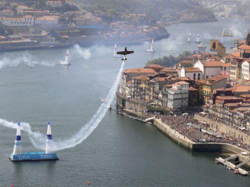 Bonoms satriec Ārču lidmašīnu sacensībās ''Red Bull Air Race'' Porto