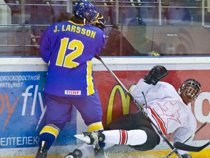 Zviedrijas U-18 hokejisti sagrauj Šveici